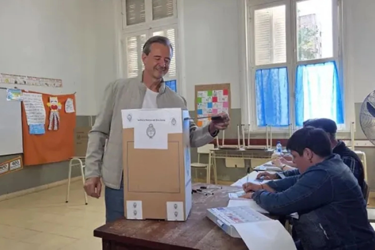 El dirigente destacó la disposición de las autoridades de mesa para asistir a los votantes.