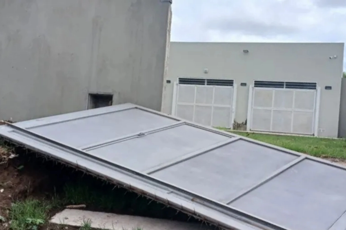 El portón cayó sobre la jueza cuando intentaba abrirlo. El portón cayó sobre la jueza cuando intentaba abrirlo.