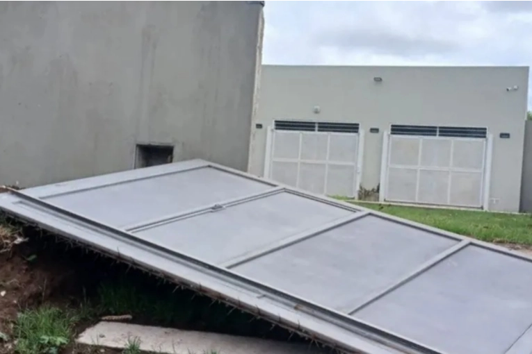 Una jueza entrerriana sufrió un accidente al ser aplastada por el portón de su garage