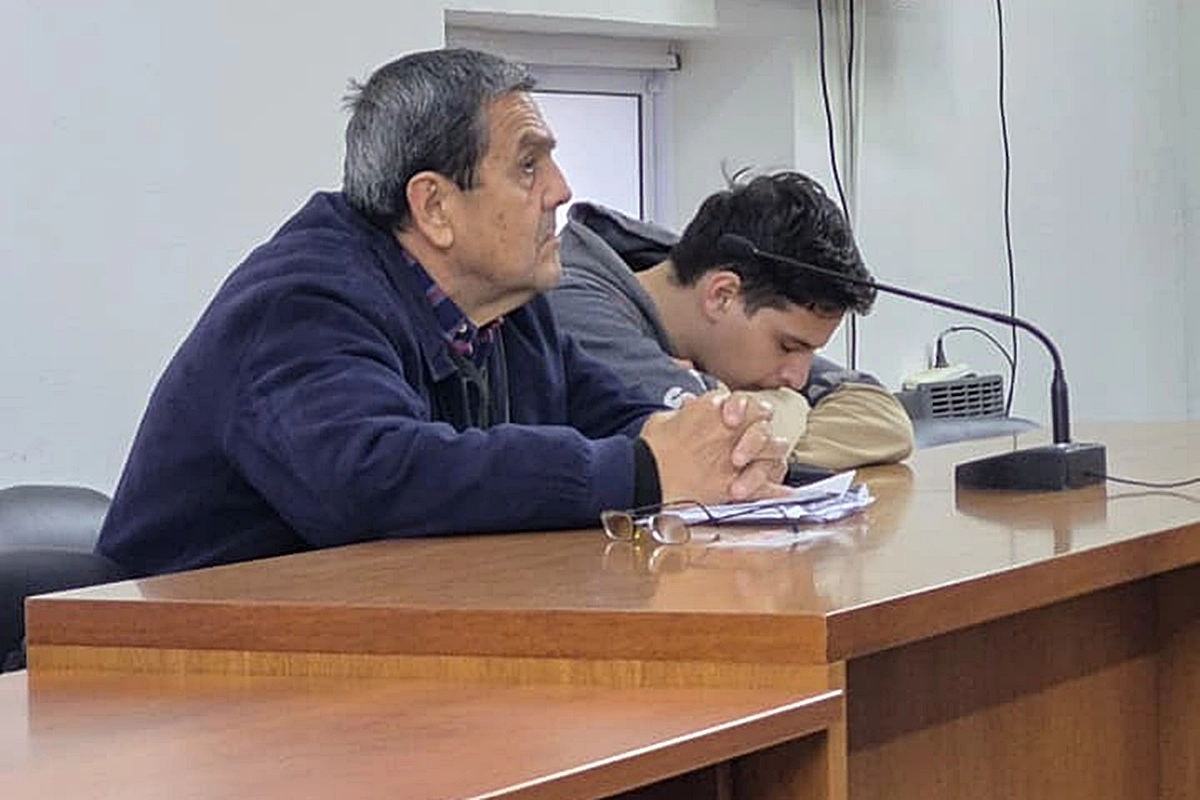 El joven encontrado culplable y su abogado defensor El joven encontrado culplable y su abogado defensor