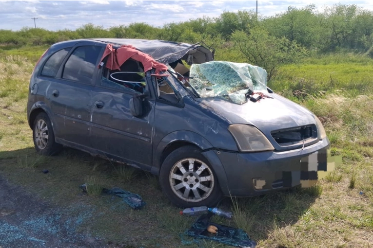 Dos personas fueron hospitalizadas tras protagonizar un vuelco en una ruta de la región
