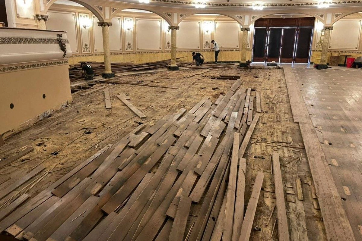 El piso es removido para realizar obras de restauración. El piso es removido para realizar obras de restauración.