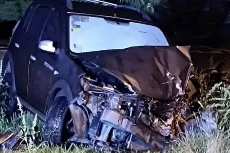 Falleció una mujer tras impactar un vehículo contra un camión cisterna en la autovía 14