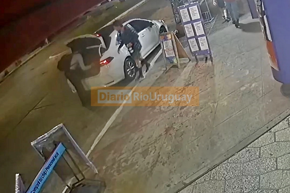 Laurta subiendo al Toyota de Palacio en la terminal de Concordia