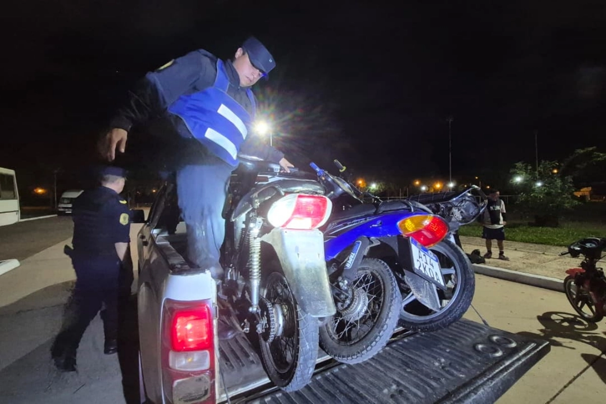 La policía secuestró alrededor de 20 motocicletas. La policía secuestró alrededor de 20 motocicletas.