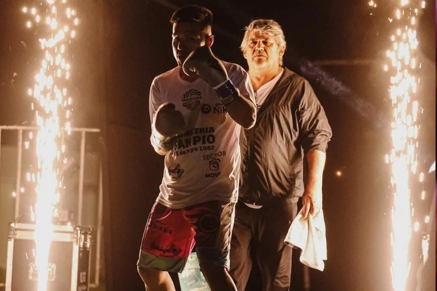 Baz&aacute;n ingresando junto a su entrenador Ram&oacute;n Lescano.