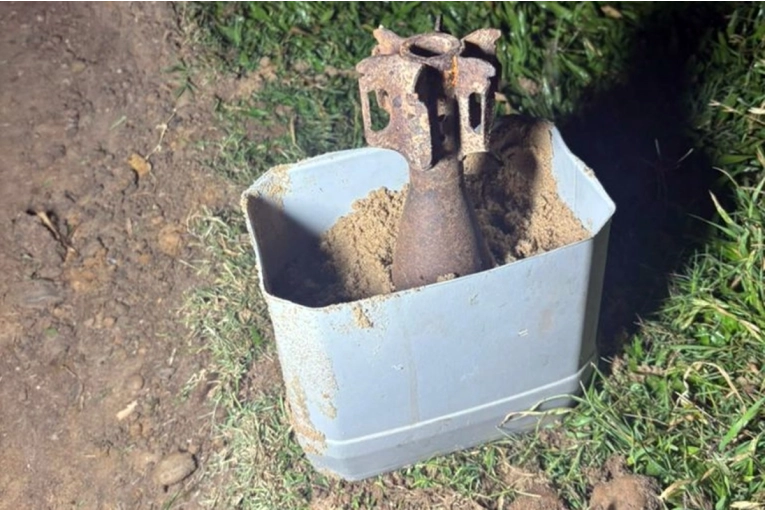 Circulaba en bicicleta con un proyectil de mortero sin estallar