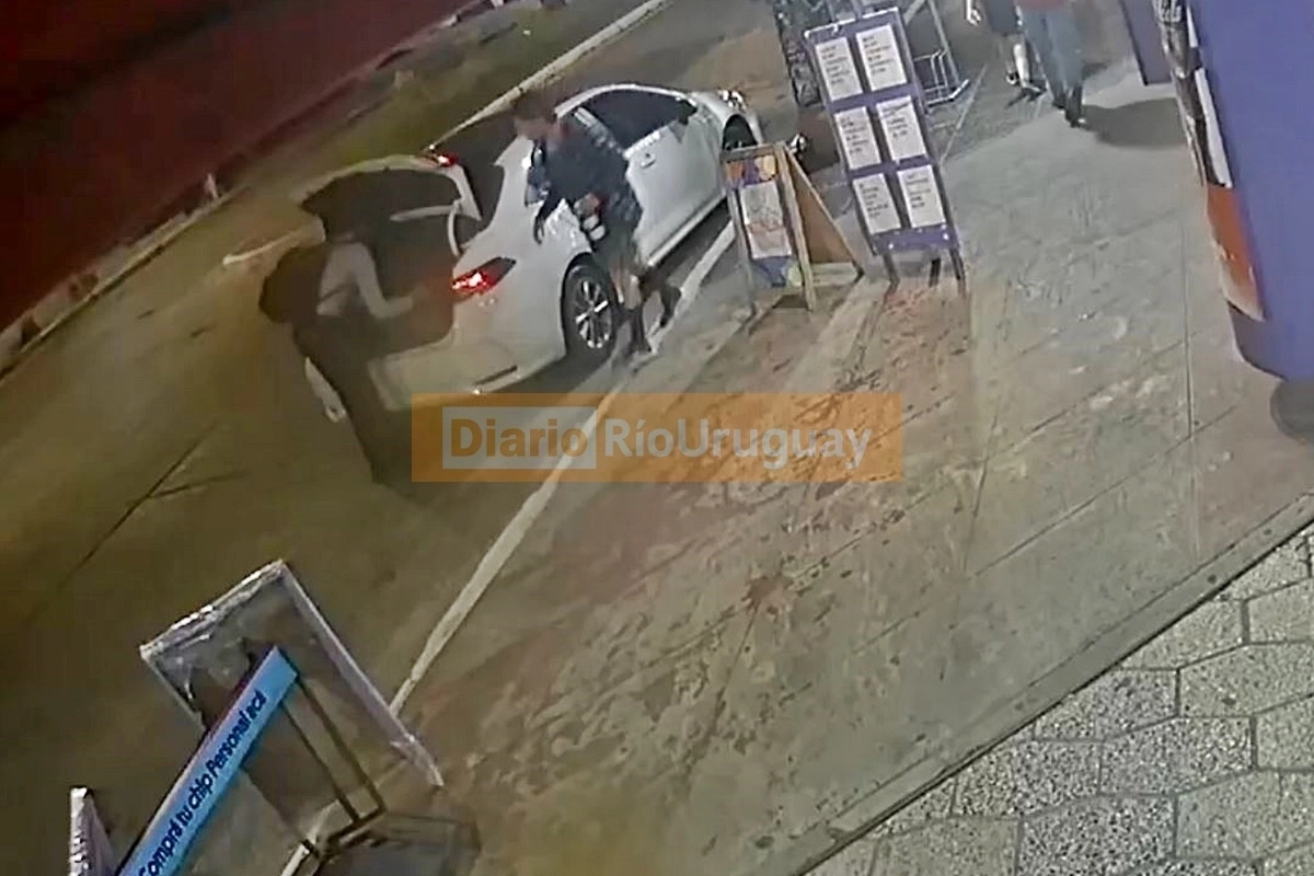 Laurta cuando se subía al auto de Palacio en la terminal de omnibus de Concordia