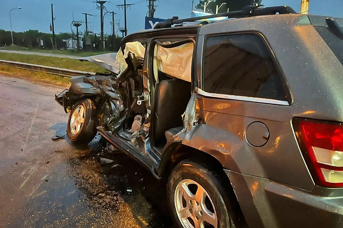 La camioneta en la que viajaban los hombres heridos