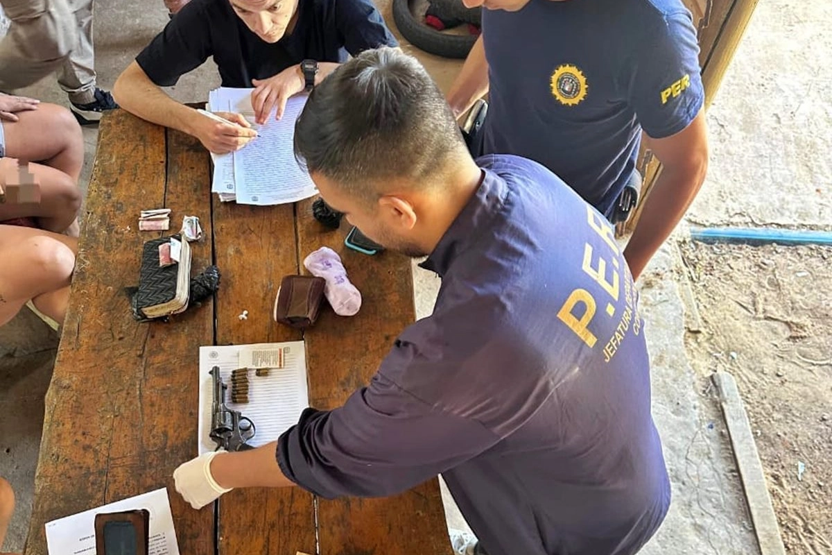 Dos detenidas, tras el allanamiento.