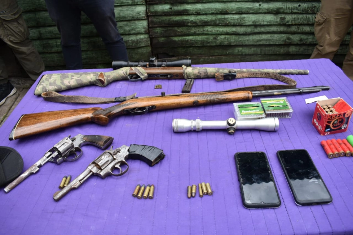 Parte del arsenal secuestrado en los allanamientos de este mi&eacute;rcoles.