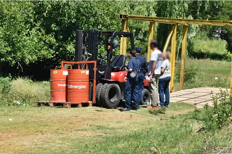 Fue detenido cuando habr&iacute;a intentado arrojar lubricantes al Manzores con un autoelevador