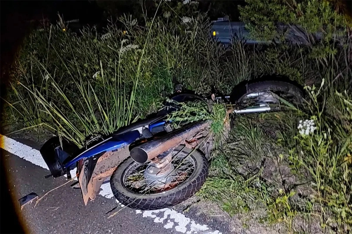 La polic&iacute;a encontr&oacute; al motociclista tendido sobre la cinta asf&aacute;ltica.