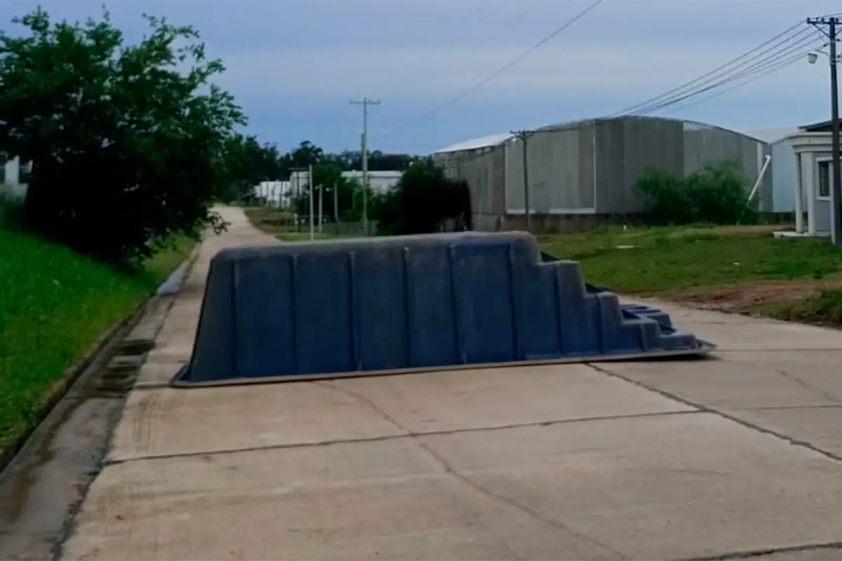 El temporal vol&oacute; una pileta de fibra de vidrio.
