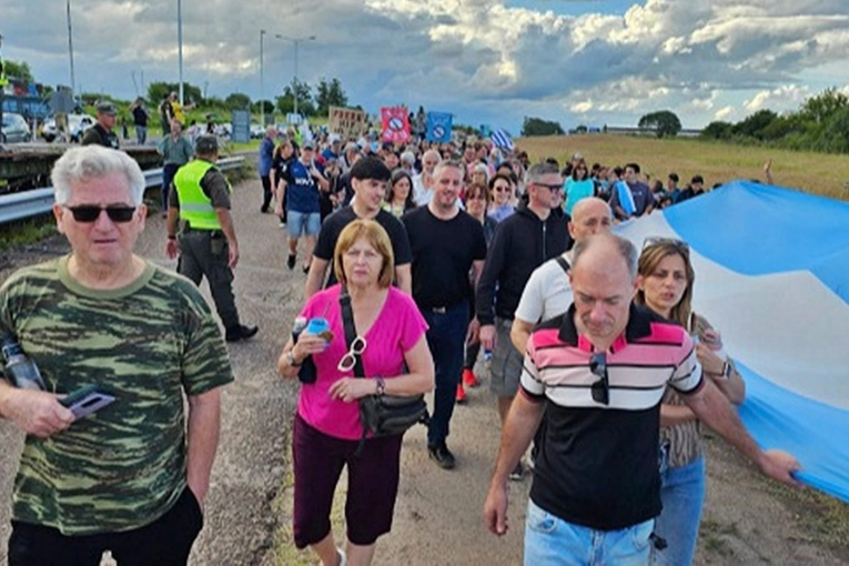 Col&oacute;n convoc&oacute; a una doble jornada de movilizaci&oacute;n "en defensa del r&iacute;o Uruguay"