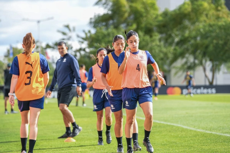 Paez -con la n&uacute;mero 4- en Asunci&oacute;n del Paraguay.