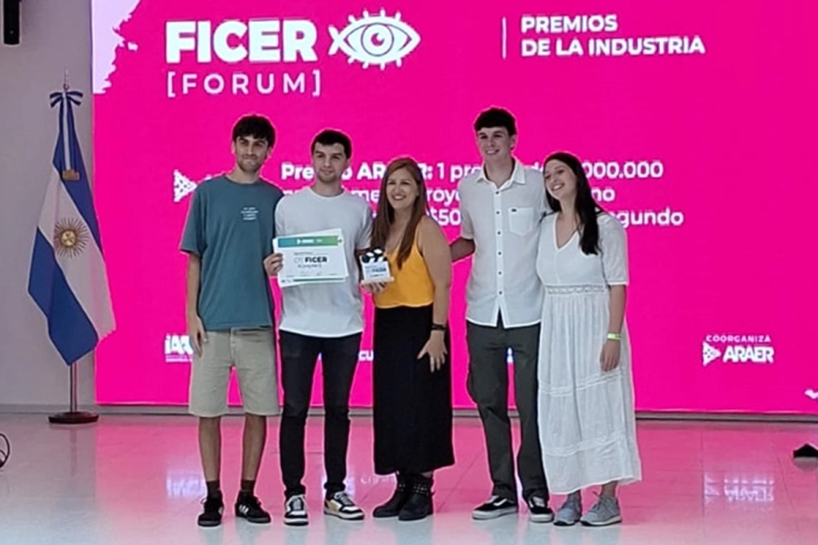 El equipo de "Rumores" al momento de recibir el premio