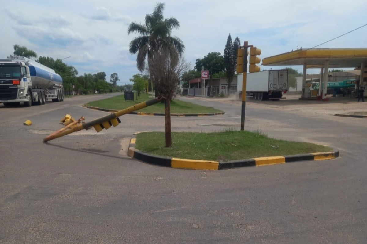 El camión impactó el semáforo y se dio a la fuga.