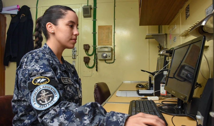 Antonella en su "oficina" del Sarand&iacute;