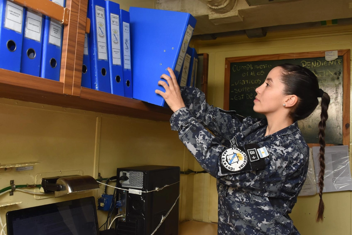 Antonella Luján González Krenz en su trabajo en el ARA Sarandí