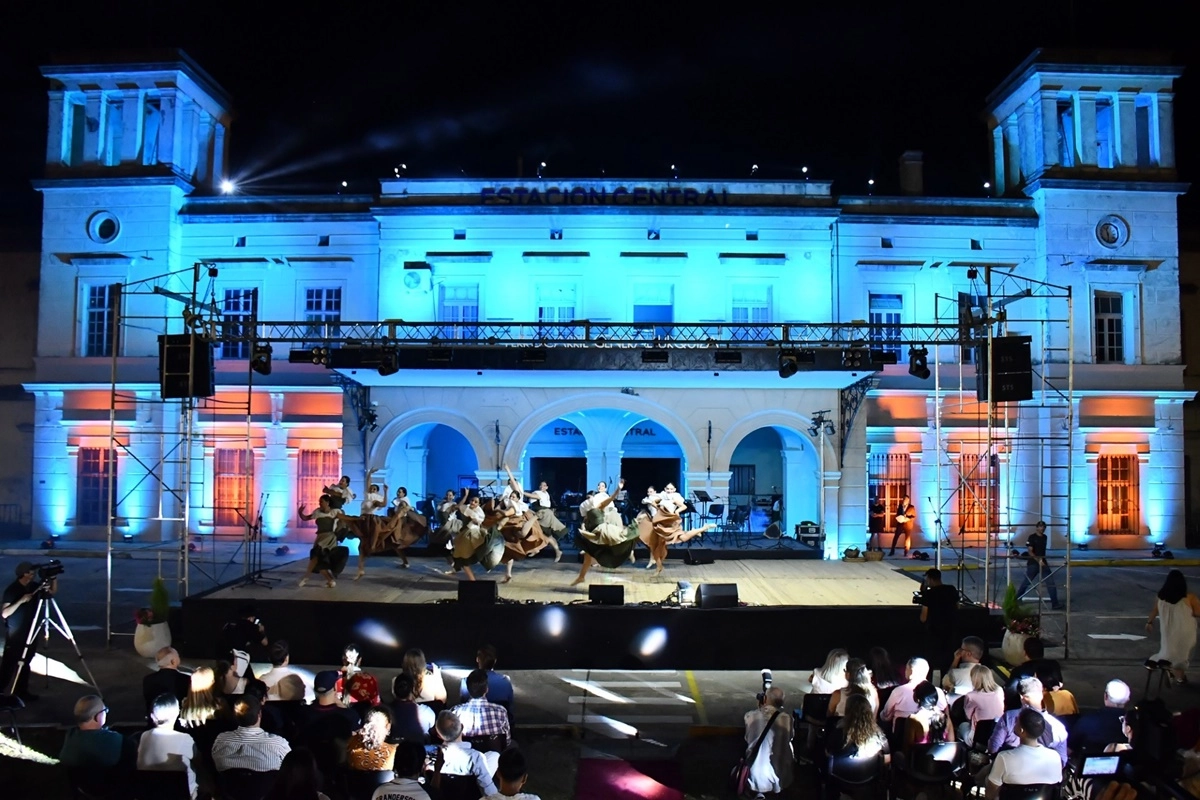 Acompa&ntilde;&oacute; la celebraci&oacute;n espect&aacute;culos de danzas, arte y m&uacute;sica.