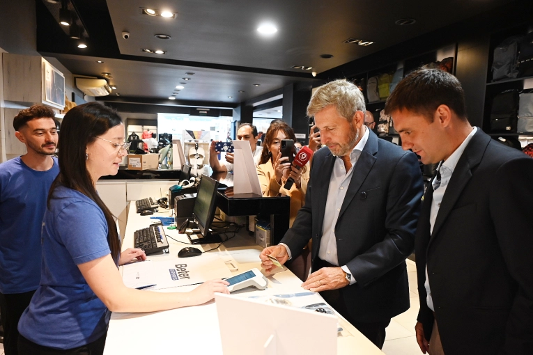 Sidecreer lanz&oacute; su nueva tarjeta con una red de pagos propia