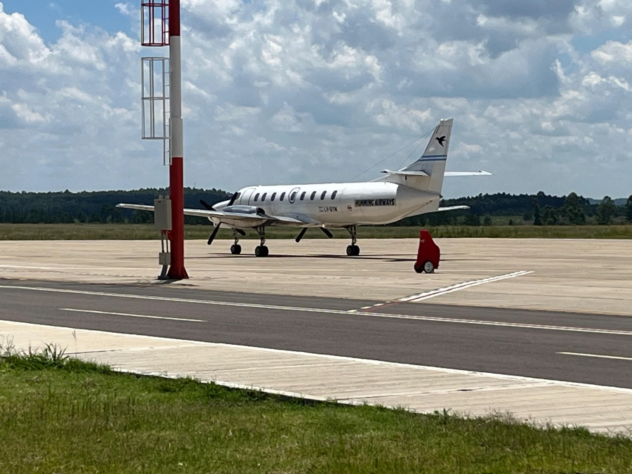 El vuelo fue recibido por autoridades municipales.