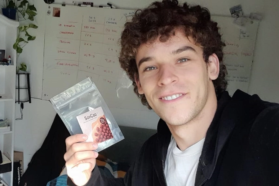 Lucas Rossi mostrando el envoltorio de su productto.