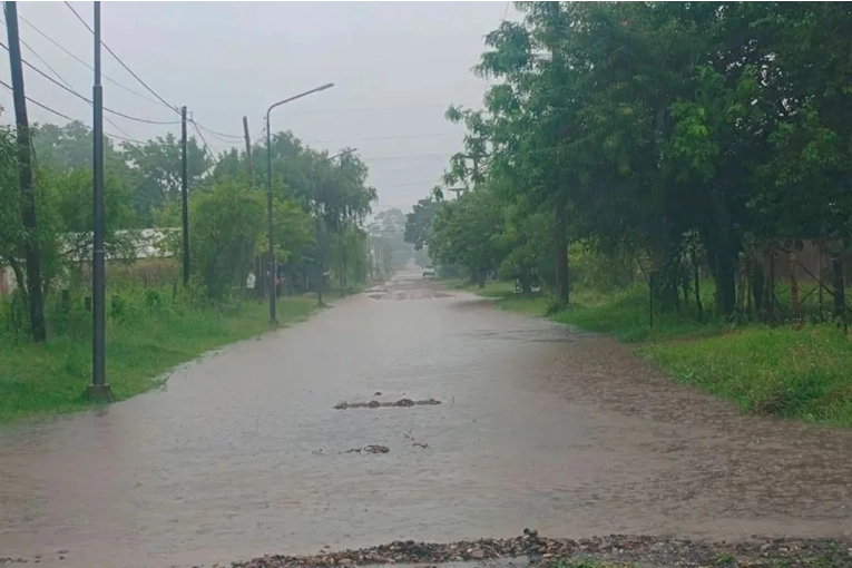 El temporal sacudi&oacute; a una localidad del norte entrerriano donde hubo familias evacuadas