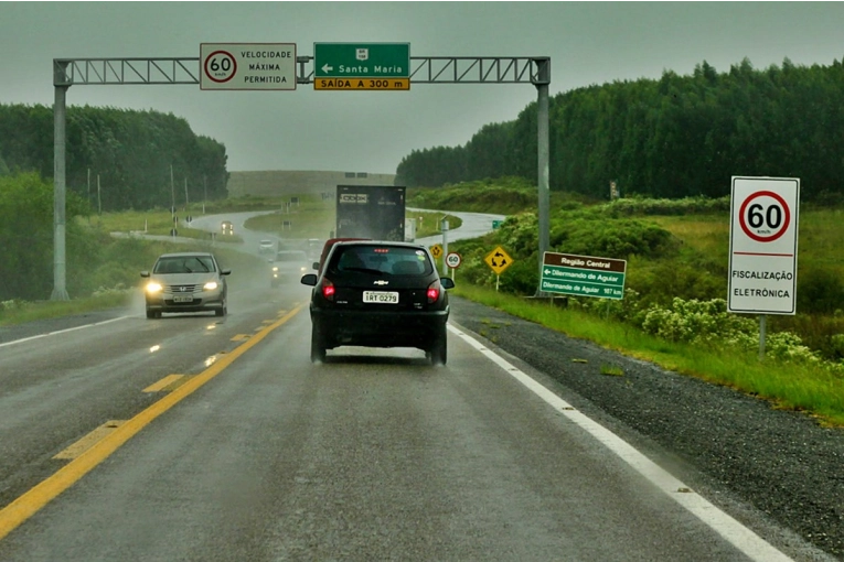 Intendente de la región y su familia protagonizaron un grave accidente en una ruta de Brasil