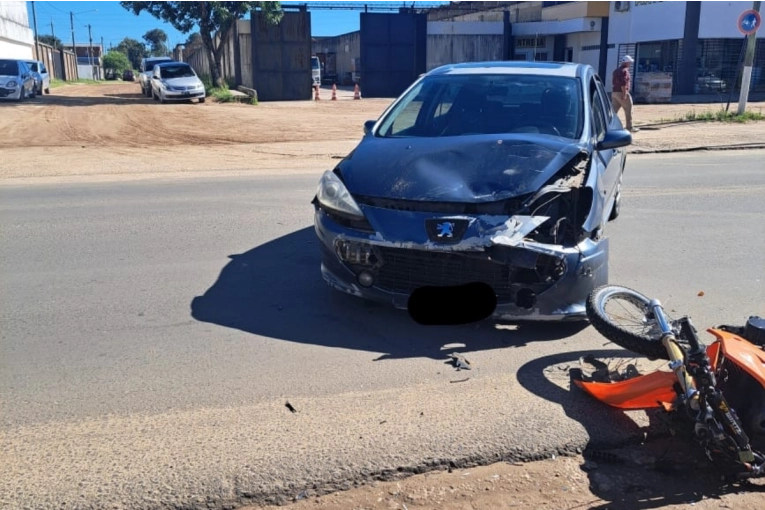 Un auto dobl&oacute; en plena avenida y fue chocado por una moto que ven&iacute;a en direcci&oacute;n contraria