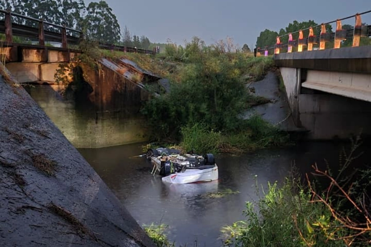Tras perder el control, el auto cayó al arroyo.