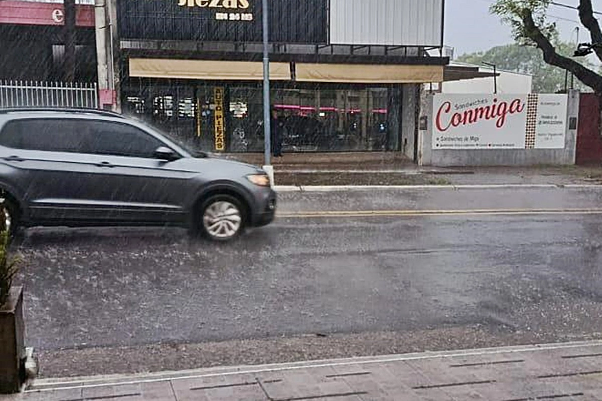 La avenida Eva Per&oacute;n al momento de la copiosa lluvia de este lunes por la ma&ntilde;ana.