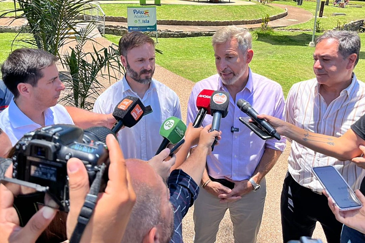 Frigerio acompa&ntilde;ado por Mauricio Colello, Francisco Azcu&eacute; y Eduardo Cristina.