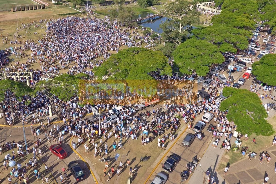 Miles de concordienses coparon la costanera de Concordia.