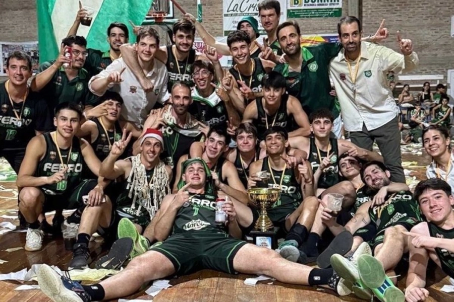 Correa -arriba a la derecha-festejando con sus dirigidos.