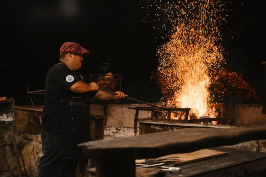 El asado a la estaca ser&aacute; el plato principal.