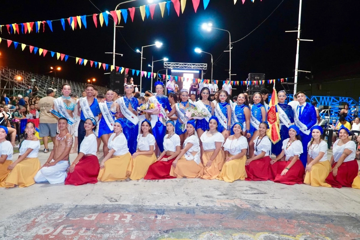 La comparsa present&oacute; a sus figuras.