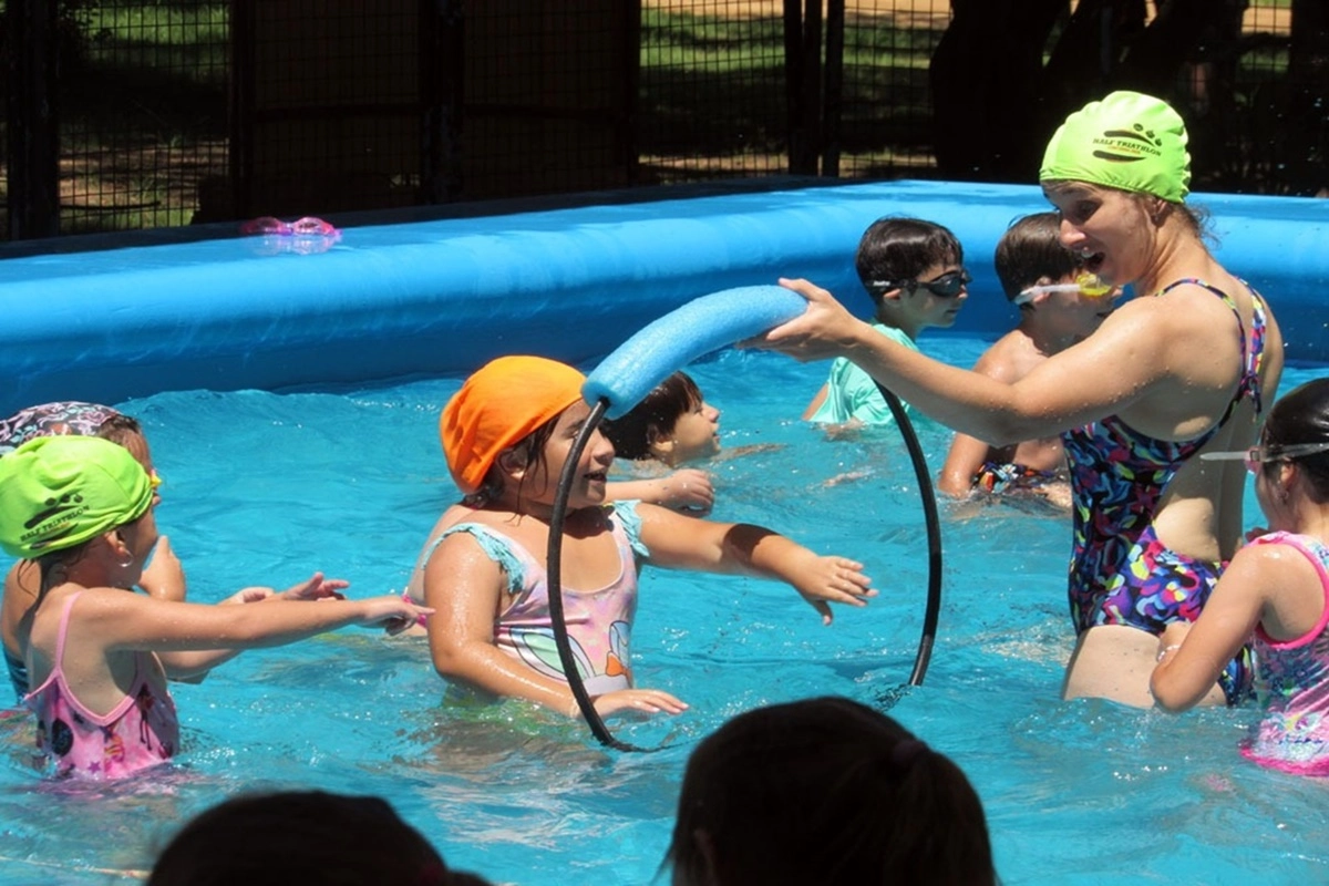 Se brindan clases de nataci&oacute;n, deportes, juegos y diversos espacios de recreaci&oacute;n.