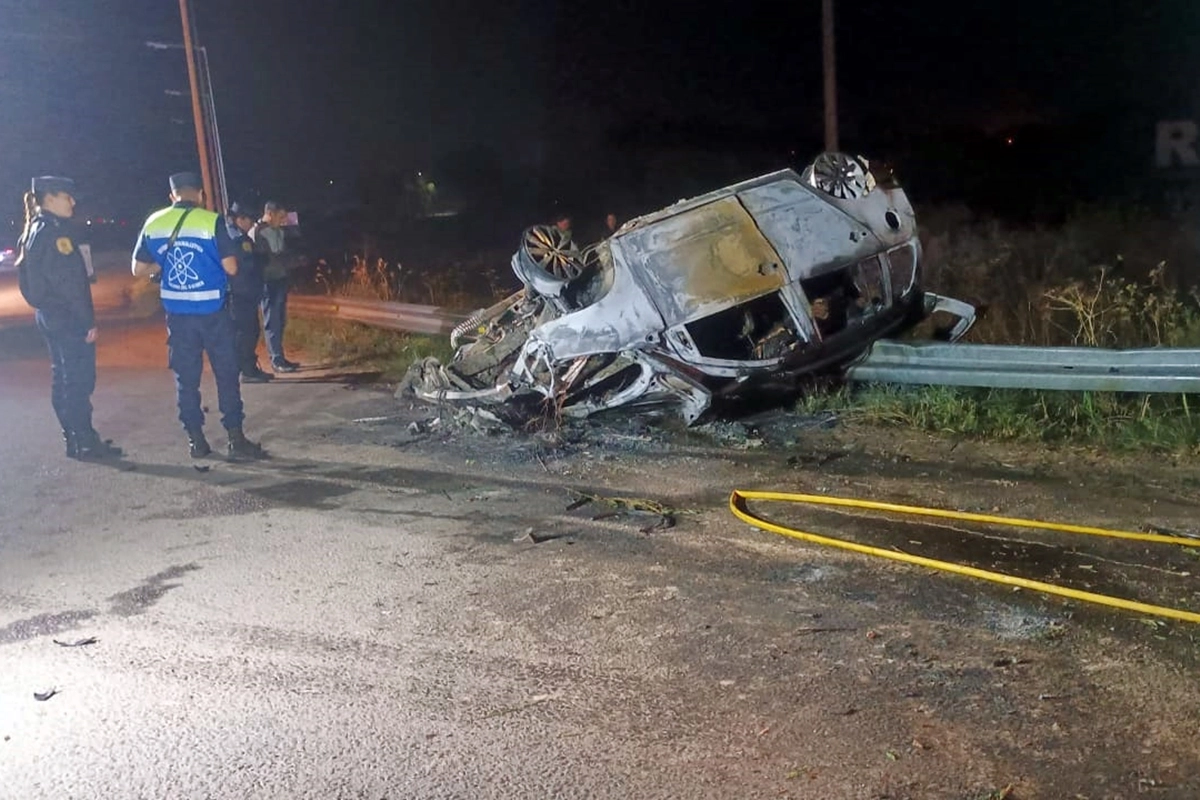 El veh&iacute;culo qued&oacute; completamente destruido, con cuatro ocupantes en su interior.