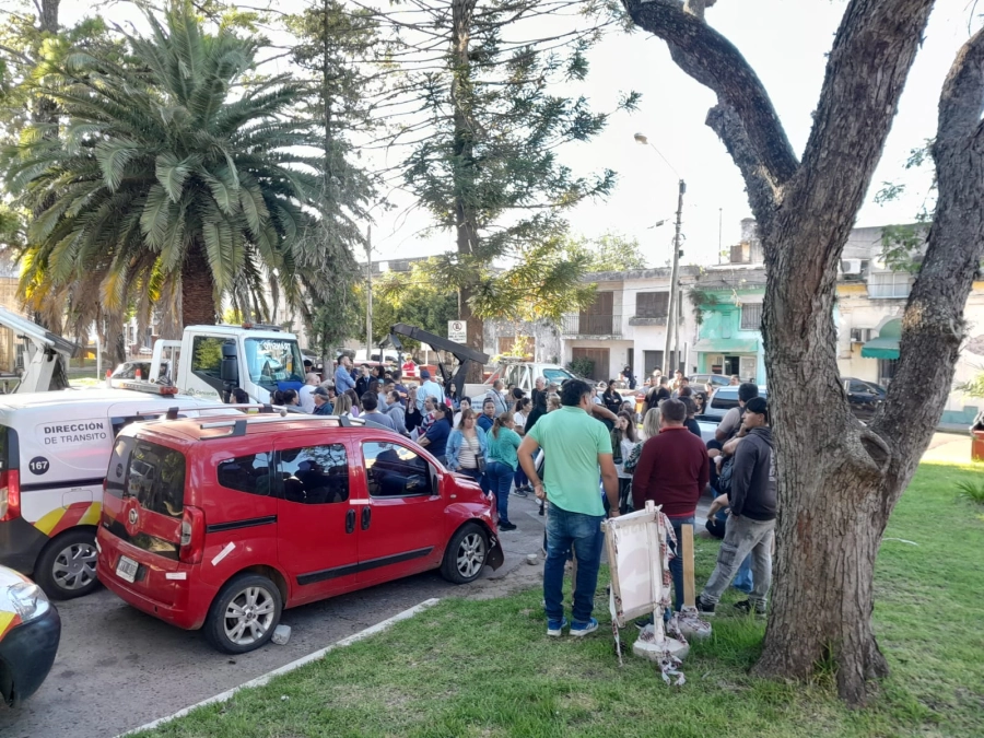 Empleados y funcionarios acompa&ntilde;aron la movilizaci&oacute;n.