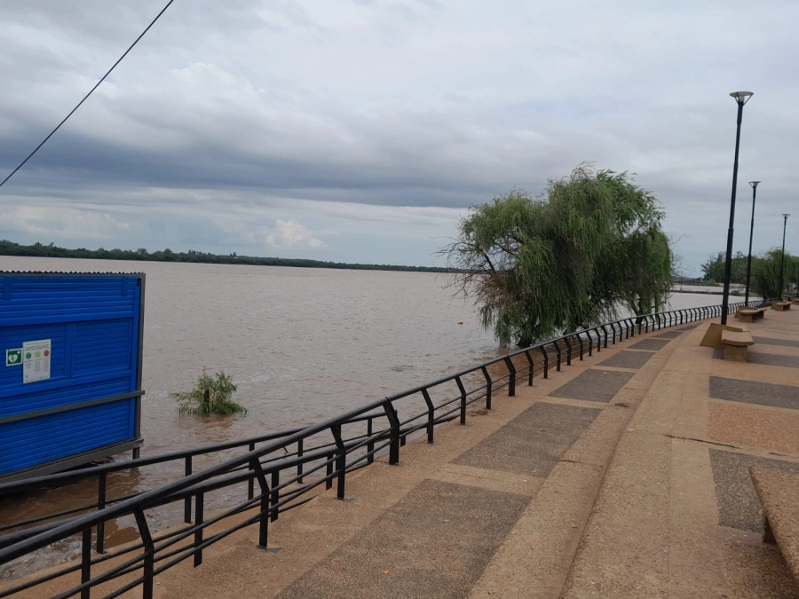 El agua alcanz&oacute; el paseo peatonal de la Costanera.