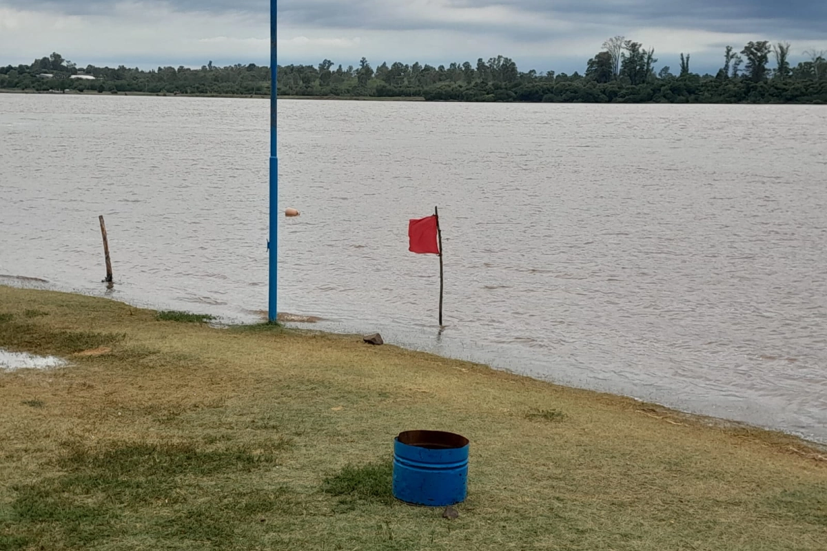 Banderas rojas en la playa Los Sauces.