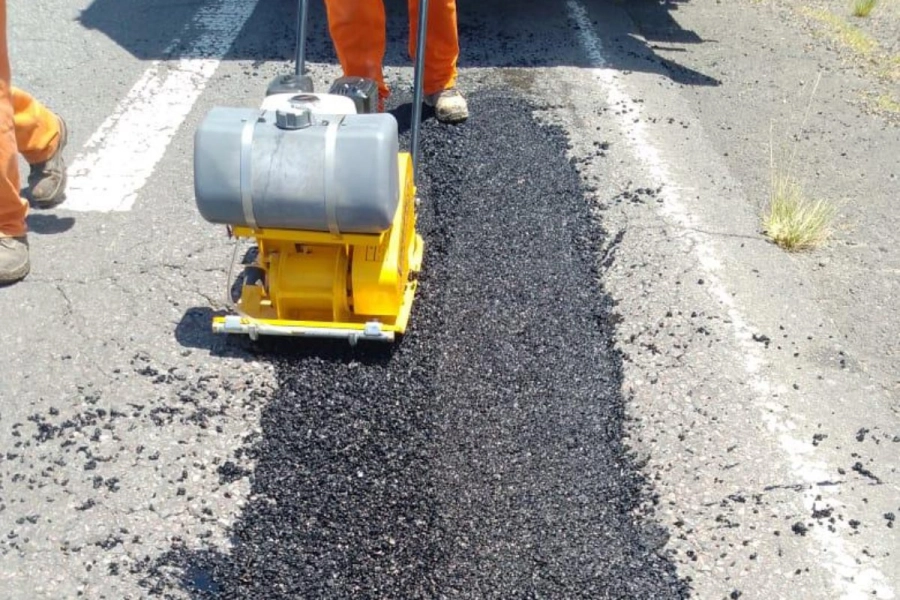 Los trabajos de bacheo son el foco principal.