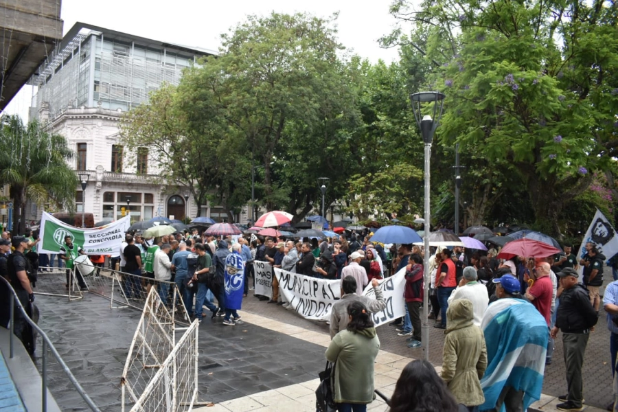 Cientos de trabajadores se reunieron frente al municipio.