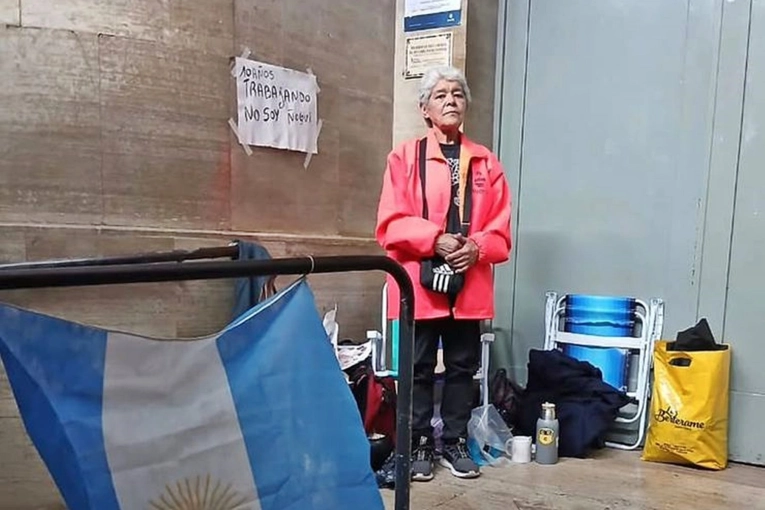 Reclama por el trabajo de su hija y se encaden&oacute; en la puerta de la Municipalidad