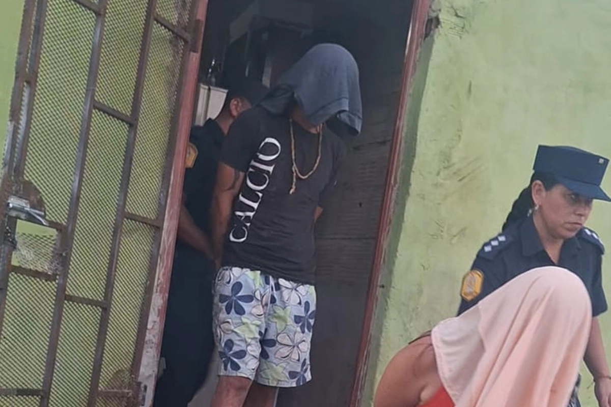 Se detuvo a una mujer de 29 a&ntilde;os y a un hombre de 26.