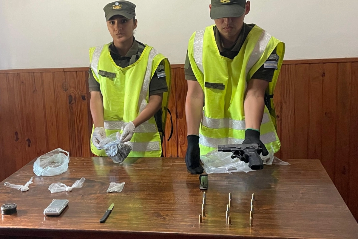 El operativo termin&oacute; con el secuestro de drogas y un arma.