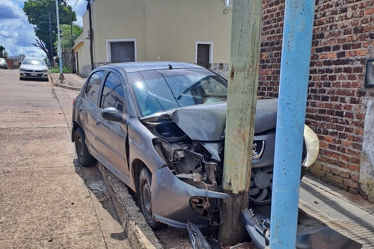 El automovil termin&oacute; con importantes destrozos en su frente