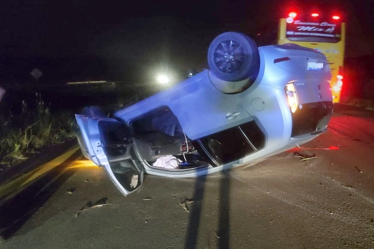 El conductor result&oacute; ileso tras el vuelco.